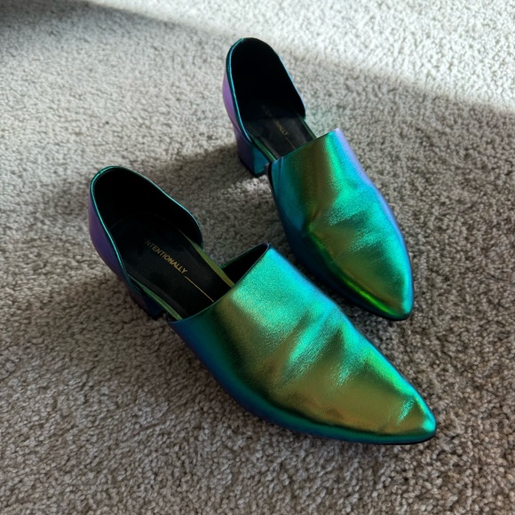INTENTIONALLY BLANK Shoes - Intentionally Blank Green Iridescent Leather Heels Size 10